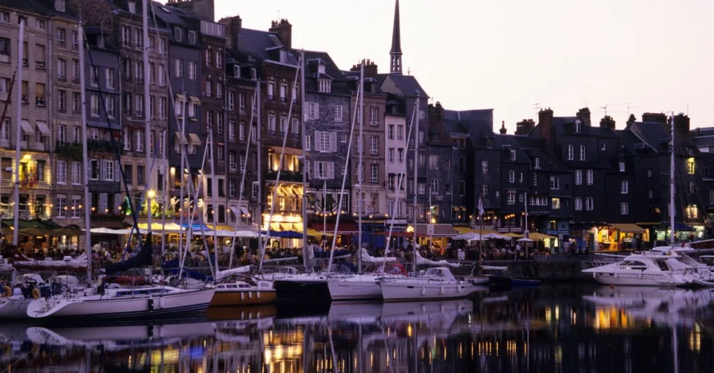 découvrez la cuisine normande authentique, riche en saveurs traditionnelles, mêlant produits de la mer et spécialités locales pour un voyage gustatif unique en normandie.