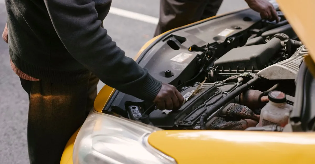 assurance automobile et entretien : protégez votre véhicule avec des garanties adaptées et assurez son bon fonctionnement grâce à un entretien régulier.